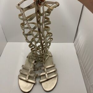 Sz US9 Stuart Weitzman Metallic Gold Leather Gladiator Cava Studded Flat Sandals